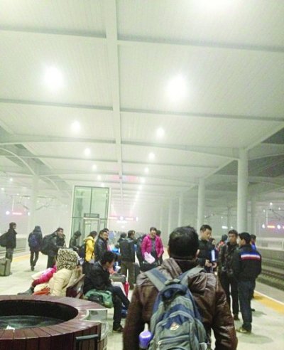 滯留在火車站的乘客。 網(wǎng)友柯先生供圖