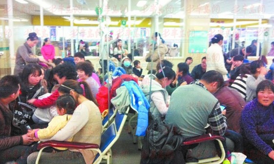 流感來(lái)勢(shì)猛醫(yī)院人滿為患 沒(méi)座位站著打吊瓶