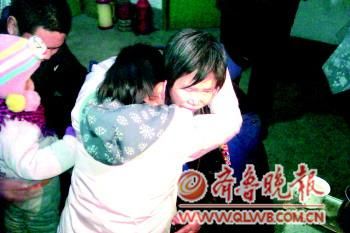劉淑萍(右)與丈夫、女兒、兒子一家團聚。