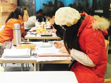 學校自習室一座難求 學生帶毛毯占領快餐店