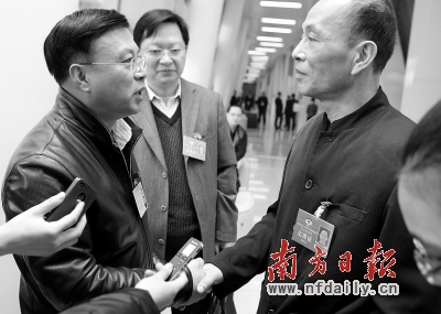 廣州市人社局局長（左）向廣州市政協(xié)委員韓志鵬（右）道歉。
