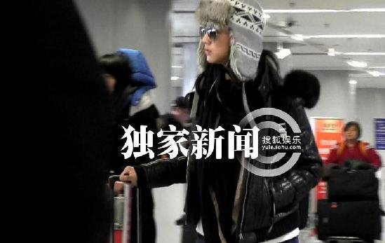 湯唯獨自回京無人接機 微笑回應偷拍記者毫無星架