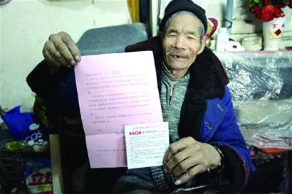 “最美乞丐”一直留在自己喜愛的島城 而他攜媒體報道牌子乞討引發爭議 四天沒上街把他憋壞了