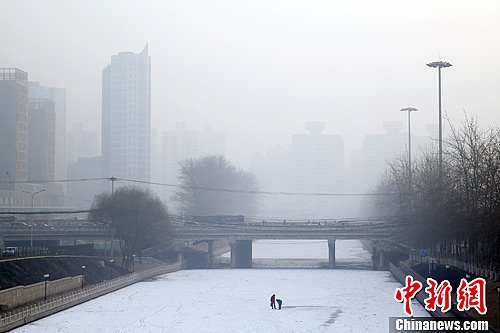 中國多地再遭霧霾 交通受阻空氣質量持續走低