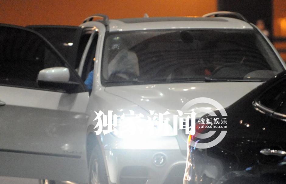 王寶強低調回京 愛妻開豪車接機共返愛巢