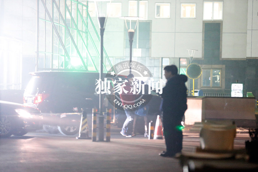 李冰冰相約任泉御姐范十足 時刻關注手機顯神秘 