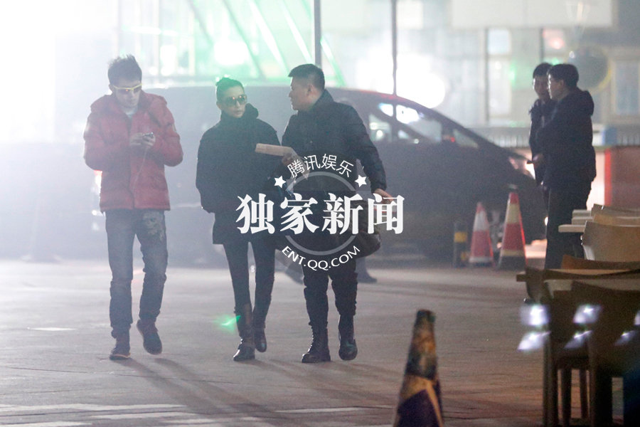 李冰冰相約任泉御姐范十足 時刻關(guān)注手機顯神秘 