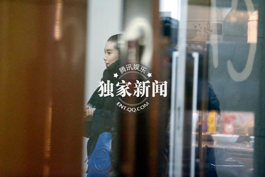 李冰冰相約任泉御姐范十足 時刻關注手機顯神秘 