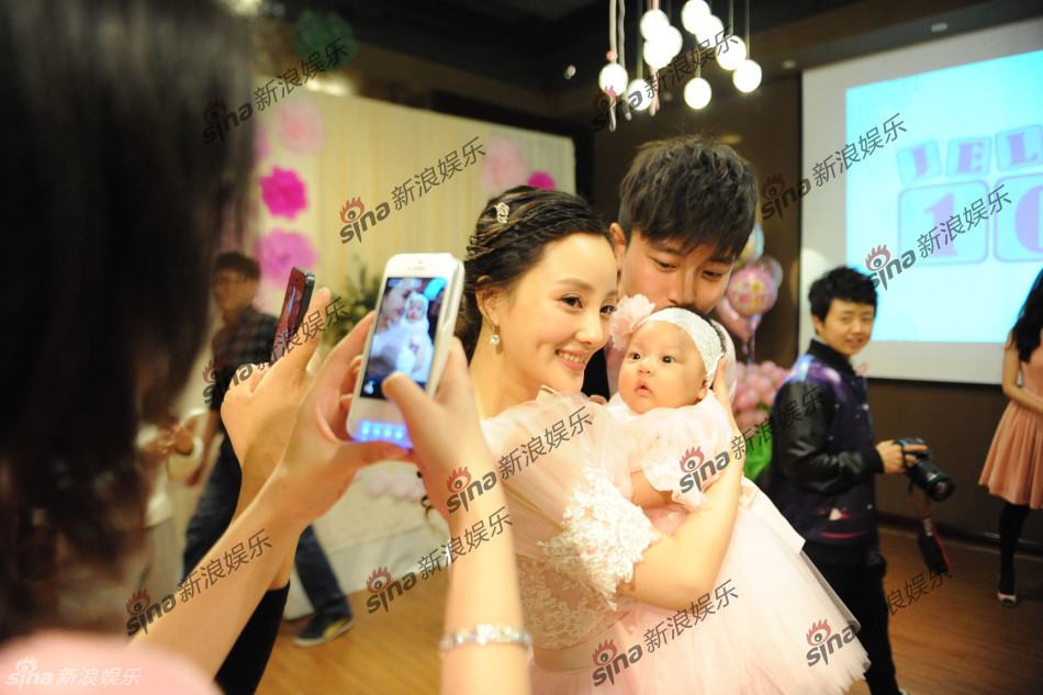 李小璐賈乃亮愛女百日宴 排場如童話世界霍思燕素顏現身