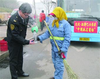 每天給環衛工送熱水 交運制服哥感動網友