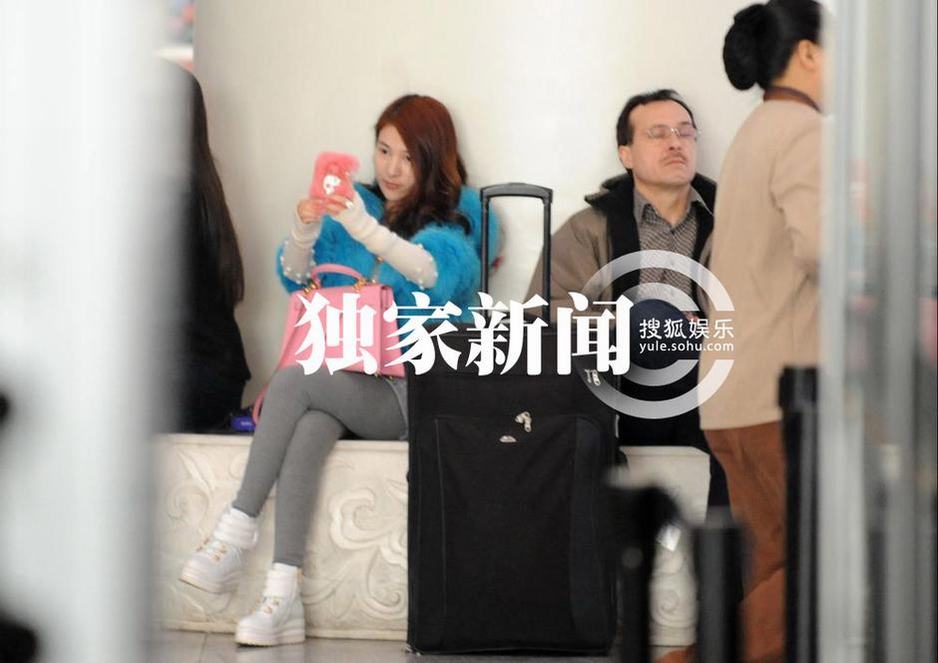 郭美美素顏機場瘋狂自拍 網友：鷹鉤鼻子三角眼