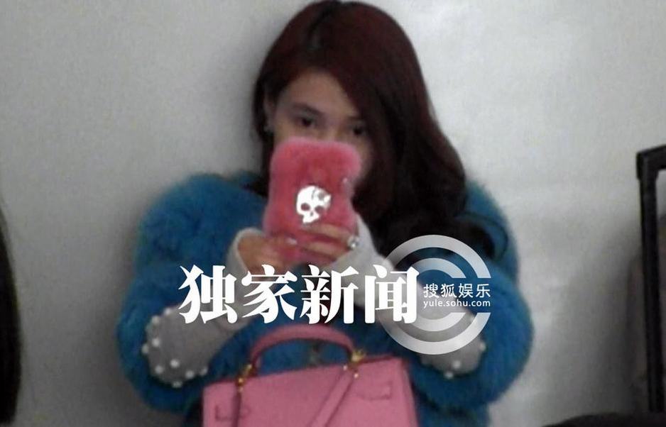 郭美美素顏機場瘋狂自拍 網友：鷹鉤鼻子三角眼