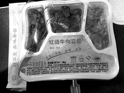 1月30日，D335列車上銷售的40元套餐。制造商稱成本20元左右。新京報記者 王瑞峰 攝