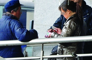 南京火車站前，票販正在“做生意” 現代快報記者 馬晶晶 攝