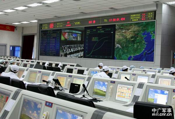 酒泉衛星發射中心測發大廳正在進行合練。陶宏祥攝