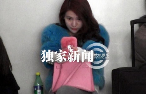 郭美美素顏機場瘋狂自拍 網友：鷹鉤鼻子三角眼