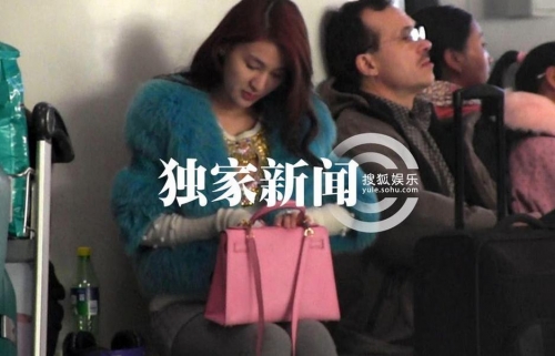 郭美美素顏機場瘋狂自拍 網友：鷹鉤鼻子三角眼