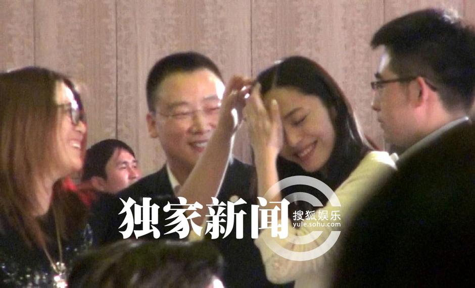 姚晨挺肚赴年會曹郁接送