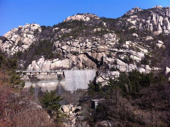 嶗山景區迎出游高峰 碧空如洗心曠神怡