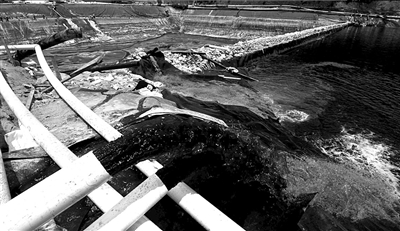 ?2010年7月，福建紫金礦業(yè)紫金山銅礦濕法廠發(fā)生銅酸水滲漏事故，造成汀江部分水域嚴重污染，事故被瞞報9天。（資料圖片）圖/CFP