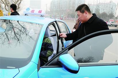 執法人員暗訪違規出租