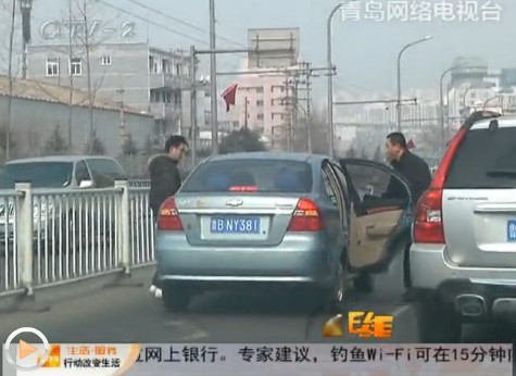 糖球會附近特堵 路口爭道男子發狂砸車