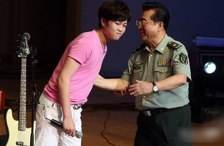 李雙江之子李天一成長全紀錄：媽媽夢鴿蹲地為其換衣