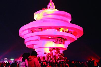 200人爬上五月的風擺pose 100人繼續往上爬頂端拍照