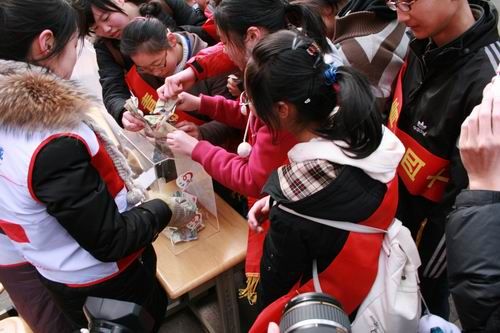 鼠標一點愛心滿滿 網事如歌用愛托起年輕生命
