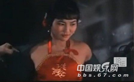 口味有點重！成龍大哥早年三級片曝光 與艷星翻云覆雨