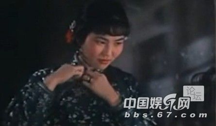 口味有點(diǎn)重！成龍大哥早年三級片曝光 與艷星翻云覆雨