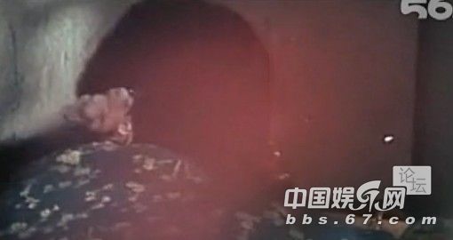 口味有點(diǎn)重！成龍大哥早年三級(jí)片曝光 與艷星翻云覆雨