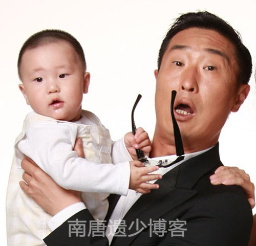網曝44歲林永健3歲兒子近照 “小眼睛”像足了爸爸！