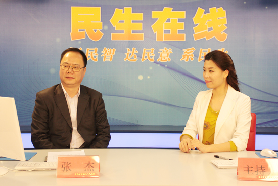 青島市市北區區長張杰（左一）與網民在線交流 （攝影 周琦）