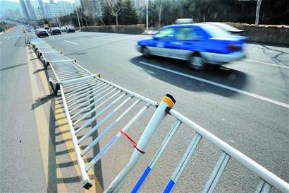 青島刮起7級大風(fēng)吹散霧霾 多條道路護(hù)欄被刮倒