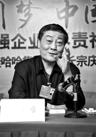 昨日，蟬聯(lián)中國內(nèi)地首富的全國人大代表、娃哈哈集團(tuán)董事長宗慶后，到京參加全國人大會議。實習(xí)生 楊奉焓