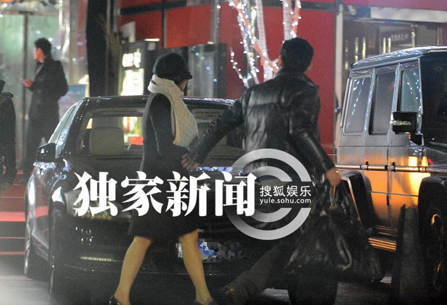伊能靜深夜出街挽神秘男 疑戀上新任經紀人