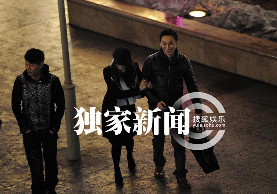 伊能靜深夜出街挽神秘男 疑戀上新任經紀人