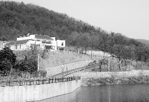 兩層小樓依山傍水，環境不錯