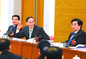 3月6日，中共中央政治局常委、中央紀(jì)委書(shū)記王岐山來(lái)到他所在的北京代表團(tuán)，與代表一起審議政府工作報(bào)告。