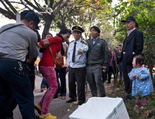 城管與女小販發(fā)生沖突后，女小販被警方強(qiáng)行帶走，她的孩子在一旁放聲大哭。南都記者 黎湛均 攝