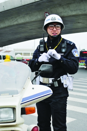 “愛心交警”曹奔正在執勤 現代快報記者 陳瑩 攝
