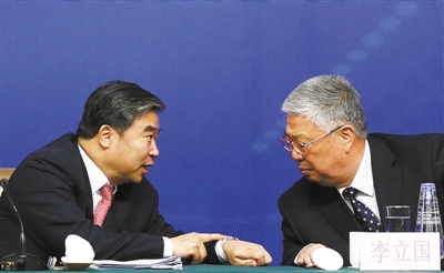 昨日，民政部副部長竇玉沛提醒部長李立國，記者會結束時間快到了。新京報記者 韓萌 攝