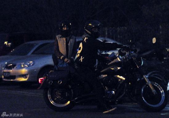 李晨深夜駕重機(jī)車(chē)帶張馨予兜風(fēng) 身穿骷髏圖似飛車(chē)黨
