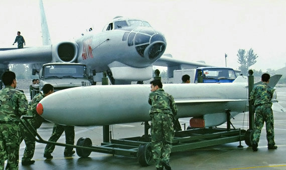 資料圖：轟-6裝備國產“鷹擊-63”大型空對地巡航導彈。