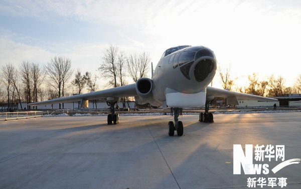資料圖：空軍成立60周年慶典期間進行靜態展示的國產轟-6H型轟炸機。