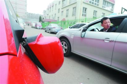 小區一夜之間10余輛車反光鏡被掰 均停在小區外