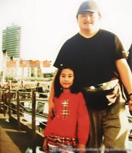 劉歡妻女罕見私房照 21歲女兒劉熠思金發潮人范