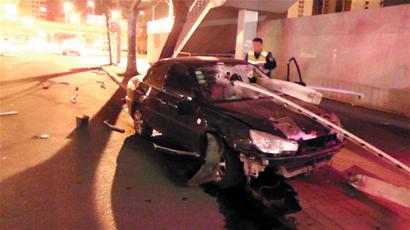 轎車撞護欄被扎成刺猬 車內乘客毫發無傷(圖)