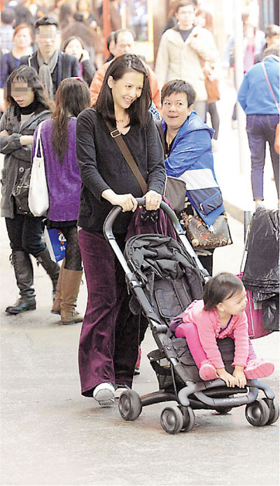 蔡少芬素顏現身挺大肚帶女兒逛街 湯圓做嬰兒車咬手指